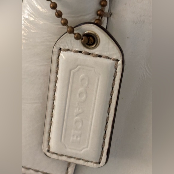 Elegant Cream Vintage Coach Shoulder Bag - Picture 5 of 12